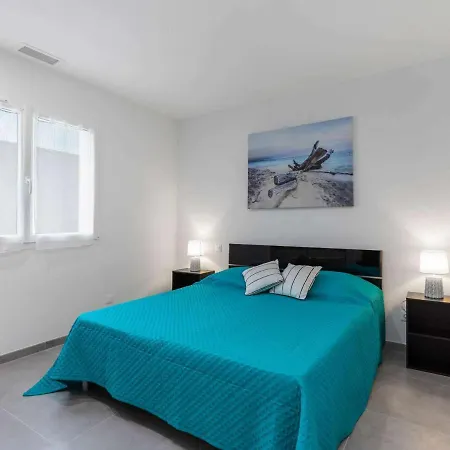 Βίλα T4 Climatisee Avec Jardin, Jacuzzi Et Free Wifi A 600 M De La - Fr-1-423-234 *